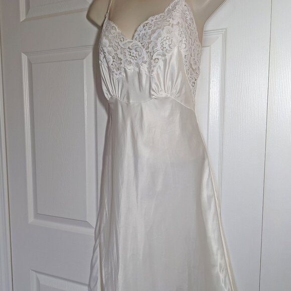 VTG Lady Lynne white slip, Rare 1950's pin-up girl style, 36" bust, Shiny nylon - Picture 10 of 16